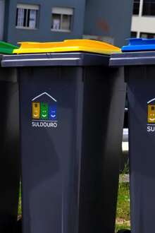Contentores de reciclagem da Suldouro.